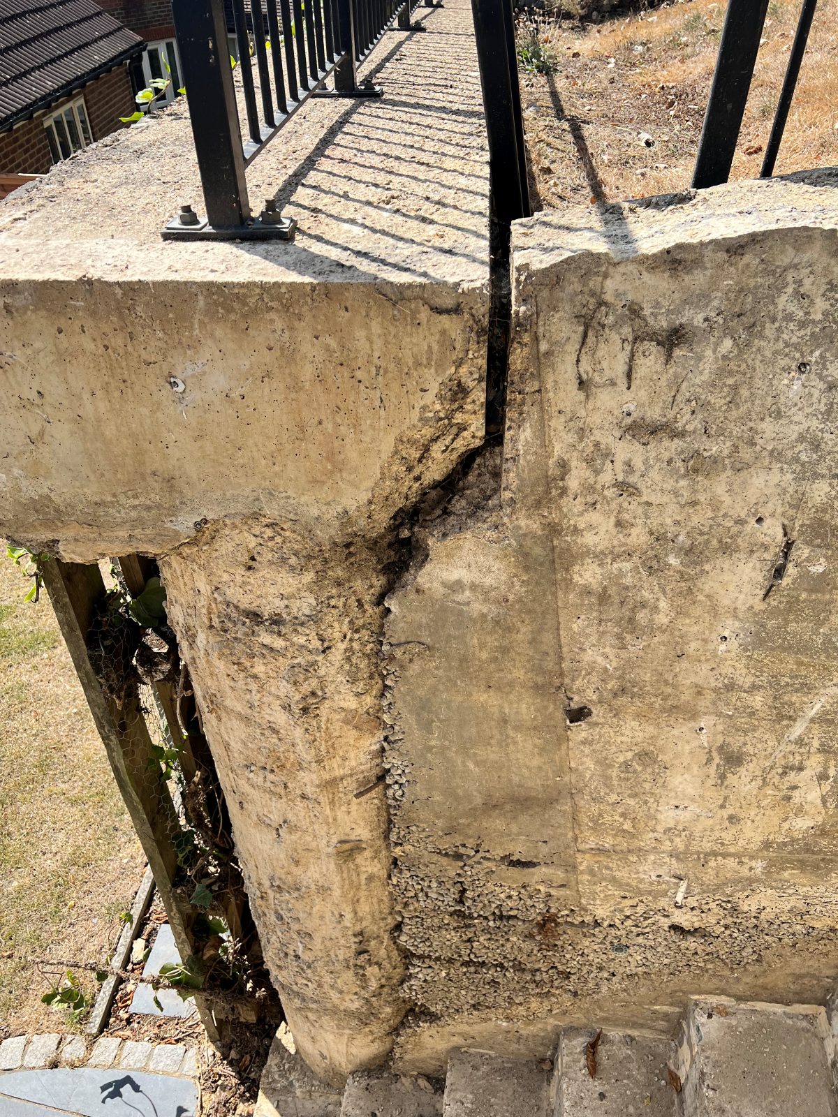 Cracking and movement in the reinforced concrete capping beam of the piled retaining wall